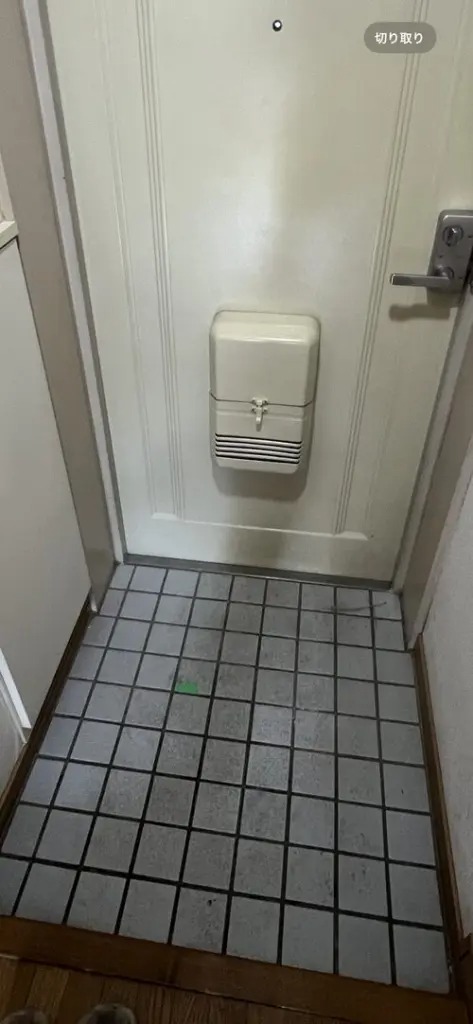 クリーニング前の玄関のタイル