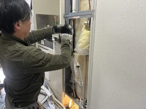 温水器取付中