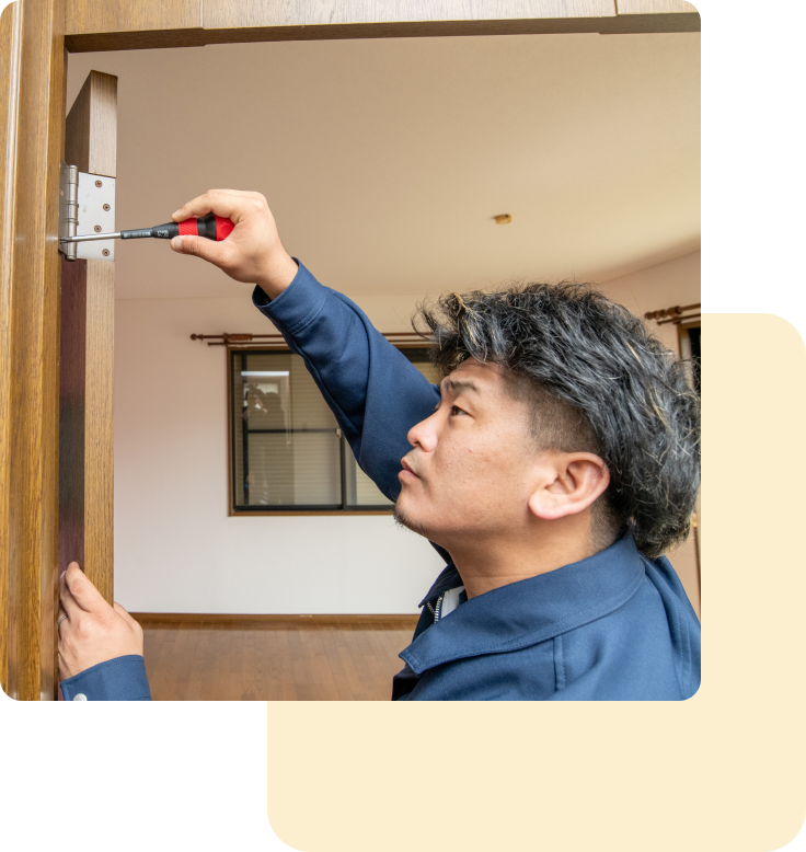 ドアを取り付けている様子