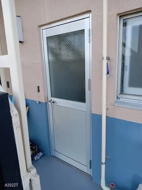 玄関扉カバーの施工前
