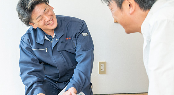 スタッフがお客様へ説明している様子