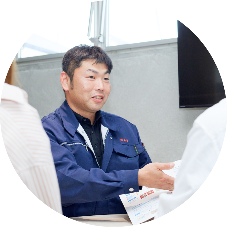 お客様へ資料を見せながら説明している様子