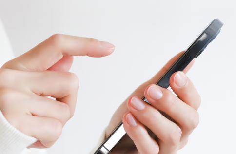 スマホを持ち、文字を打っている様子