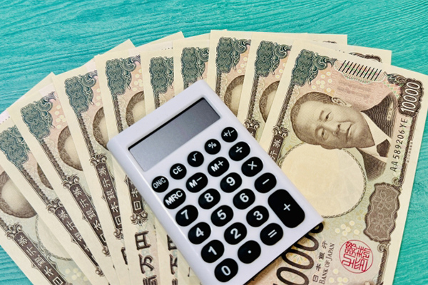 電卓と複数枚の一万円札