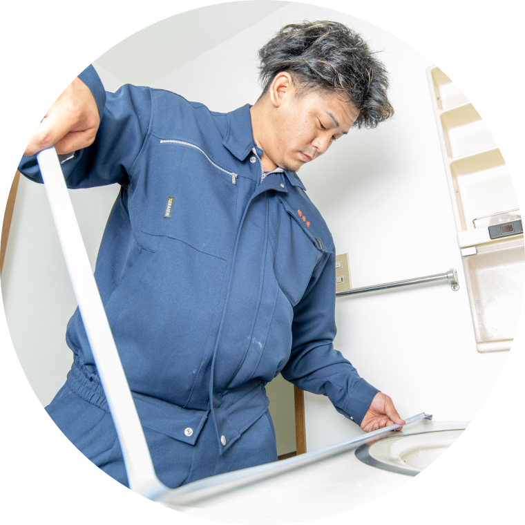 洗面台の測定をする様子