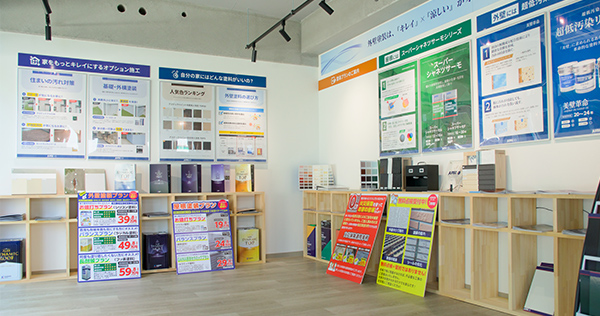 外壁材や屋根材、塗料などを多数展示しているショールーム内部の様子