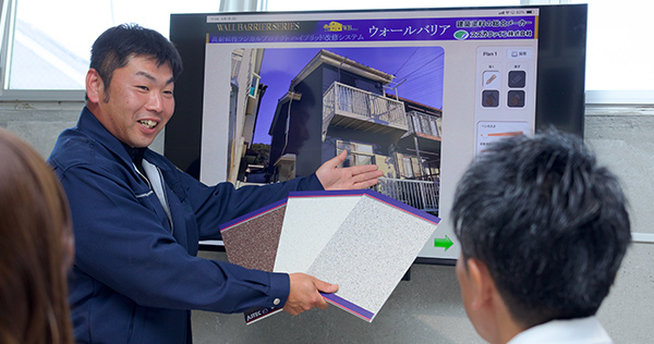 大型モニターでカラーシミュレーションしている様子